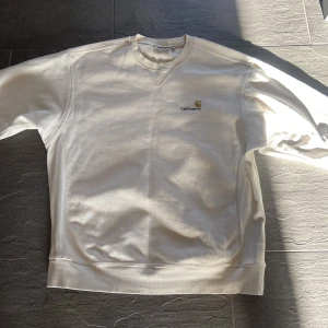 Carhartt sweatshirt - Säljer nu denna beiga sweatshirt från carharrt Säljer den på grund av att jag inte längre använder den. Tröjan är i 8/10 och i storlek L. Nypris ca 1000 kr. Pris kan absolut diskuteras.  Bara höra av sig vid eventuella frågor.