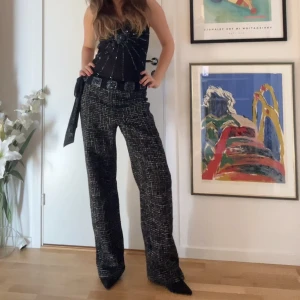 Byxor - Snygga mönstrade byxor från Zara!  Stel 36. Tyvärr för långa för mig. Jag är 167cm. Bra dock, knappt använda🥰🥰