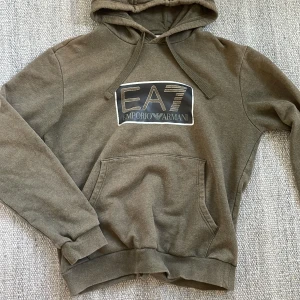 EA7 hoodie  - Vintage Armani EA7 hoodie i snygg grön färg! Sitter som S/M