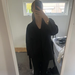 Kort kappa - Svart kort kappa perfekt nu till hösten och vintern!💕💓💓💕