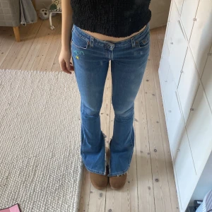 Levis Jeans - Levis jeand med coola detaljer och slits vid foten. Modellen heter superlow stretch och är bootcut. Jag är 180cmnoch de passar i längden.! 
