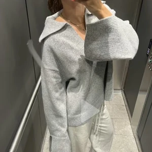 Stickad tröja - Superfin och mysig stickad tröja nu till hösten/vintern! Nyskick, endast använd 2 gånger därav kommer den inte till användning och jag väljer att sälja istållet💗 slutsåld på hemsidan! Nypris 400kr