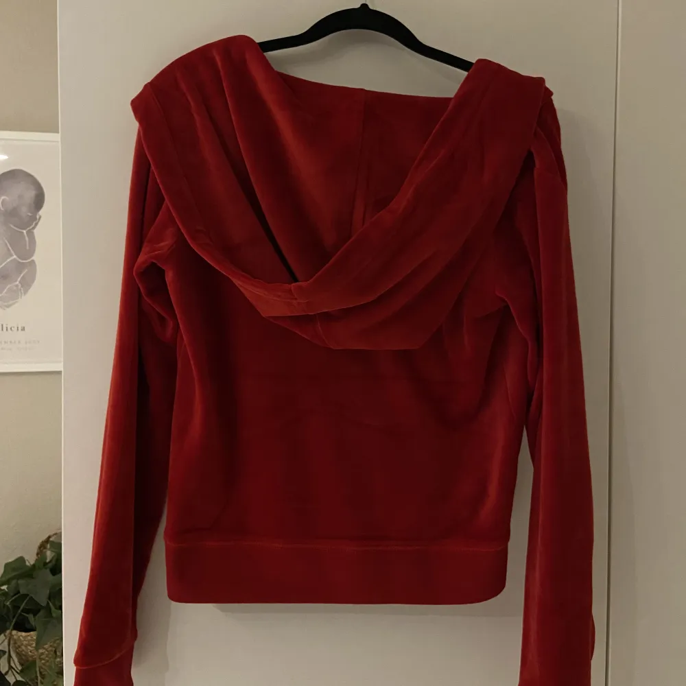 Säljer min röda juicy couture kofta i storlek M. Aldrig blivit använd!. Hoodies.