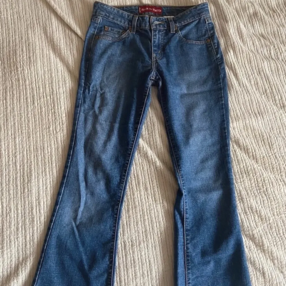 Jättefina levis jeans köpta på Vinted. Säljer pga för korta för mig. Jättebra skick. Jeans & Byxor.