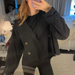 Trenchcoat  - Kort svart trenchcoat från gina, använd 1 gång 💓