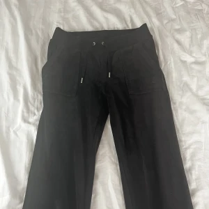 Juicy couture - Säljer nu dessa svarta juicy couture för att dem inte riktigt kommer till användning💞 dom är sparsamt använda och relativt nya☺️storlek S