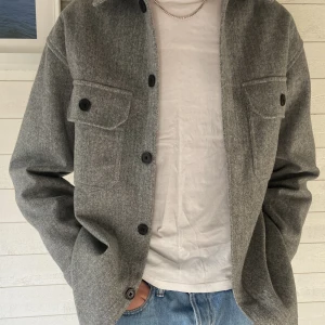 Jacka  - Fin höstjacka, som tyvär är förliten, och knappt använd beroende på det! Funkar för både tjej och kille men den är ifrån killavdelningen på HM Pris:159 Nypris:399