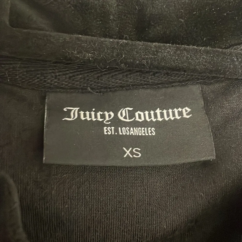 Säljer min tröja från Juicy Couture💘 Användt runt tre gånger men inte min stil längre❤️ Köte för 1250kr och säljer för 750❤️. Hoodies.