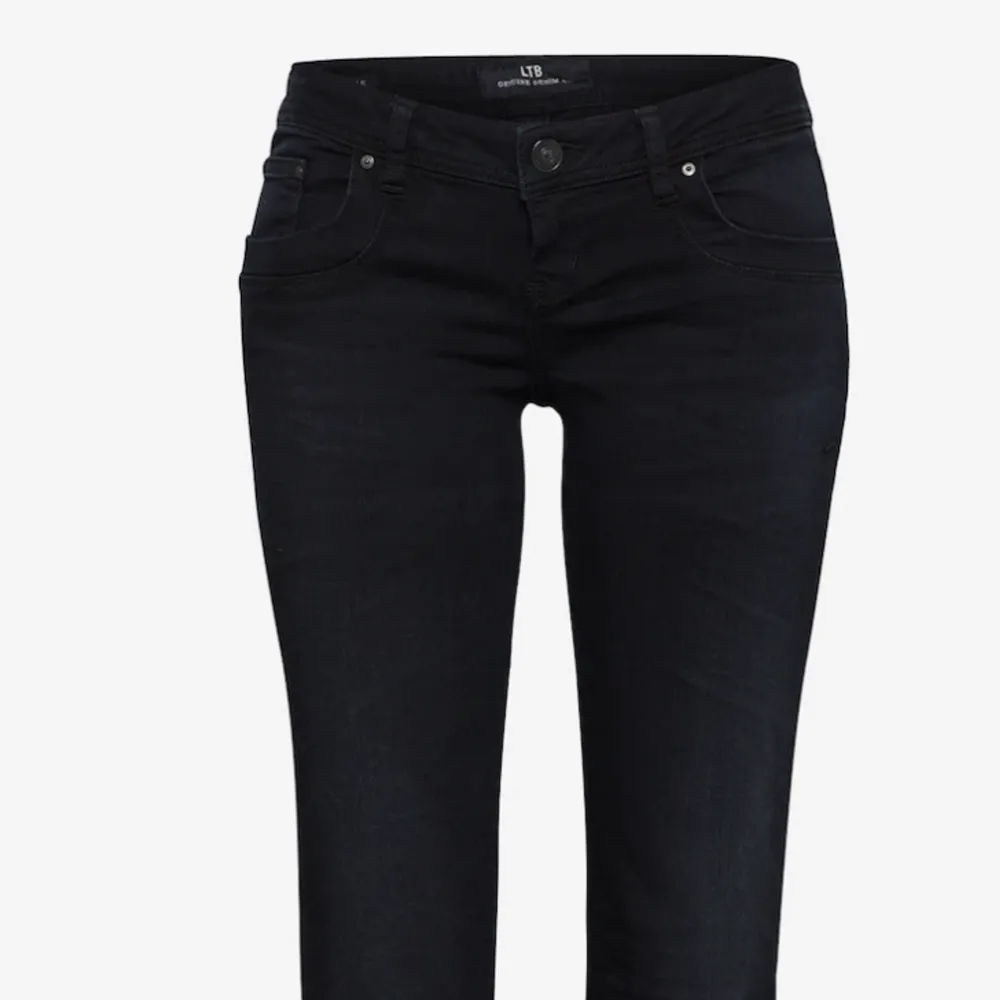 Säljer ett par svarta Lågmidjade jeans från ltb❤️‍🔥 Slutsålda och så kattiga!. Jeans & Byxor.