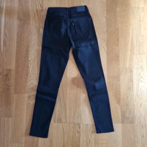 Levis 721. Helt nya. Svart. Strl 27 - Levis 721 High Rise Skinny. Svarta. Storlek 27. 