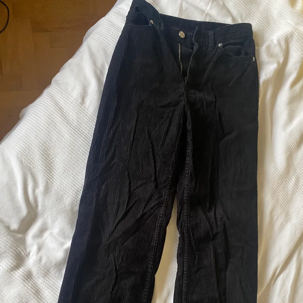 Säljer mina snygga flare manchesterjeans köpta på monki i storlek 34! I mxyket bra skick, öppen för prisförslag🫶🫶. Jeans & Byxor.
