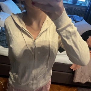 Zip hoodie - Säljer denna zip hoodie från lexington.❤️Nypris 1500.