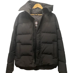 Canada Goose | MacMillan parka - Canada goose MacMillan parka köpt för 2 år sedan.  Ny pris: 12600kr Cond: 8/10, inga fel på jackan bara använd.  Prutbart vid snabb affär  Köpt i johnells 