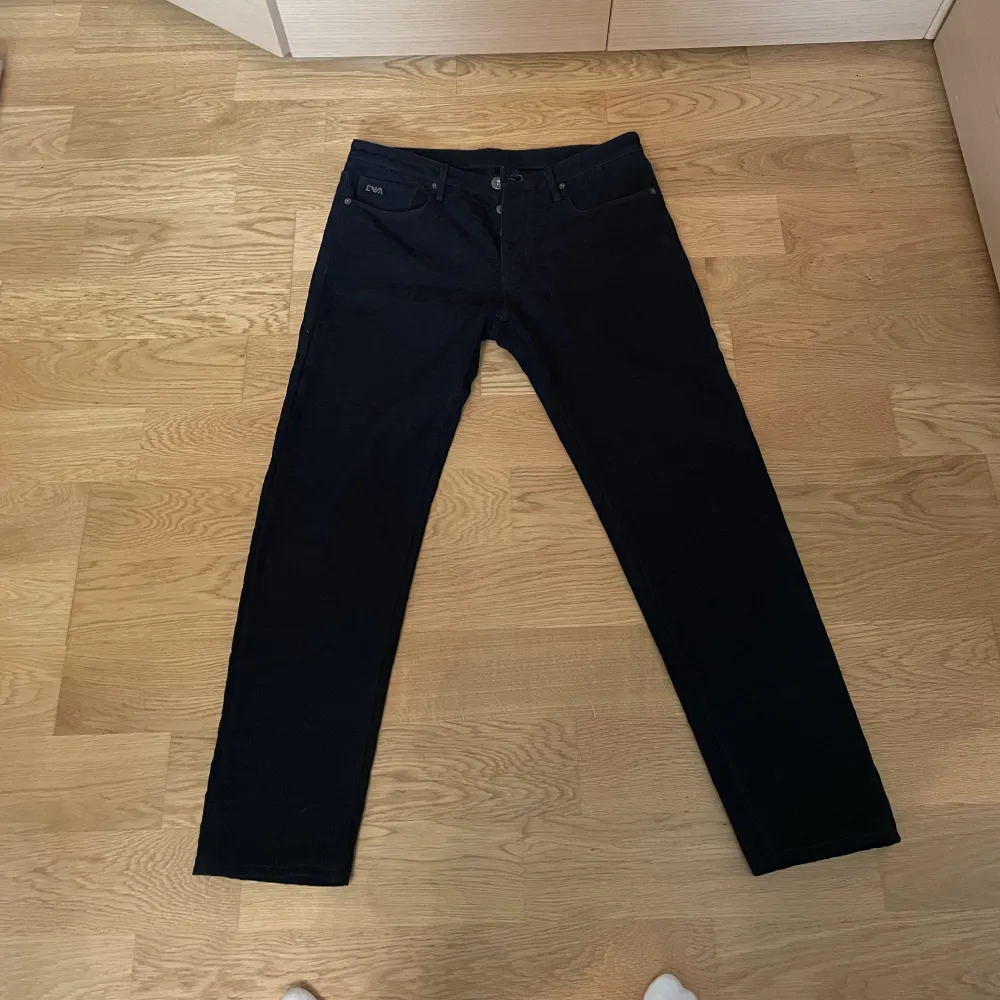 Säljer mina fina armani byxor med jättefin print över hela byxan. Syns bättre på några av bildern men byxorna är mörkblåa. De är köpte på armani affär i Italien De är i storlek 33/s-m. Farkut & Housut.