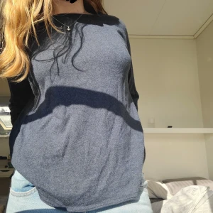 Blå stickad tröja - Galet fin stickad tröja. Passar till allt. Sparsamt använd. Storlek L men sitter fint oversized på S/M🥰 Fri frakt