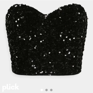 Svart bandau topp med paljetter - Säljer denna svarta bandau-toppen som jag köpte av en annan tjej på plick, men tyvärr var den för stor, strl 36🤍