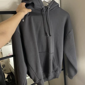 Omgea bikbok - mörkgrå hoodie från bikbok, endast testad. nypris 400. oversize modell