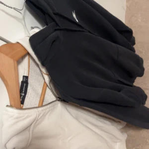 Tröja - Två märkeströjor. Båda i strl m. Unisex är båda och passar fint. Skeiv privat för mer frågor. 2 för 200 1 för 160