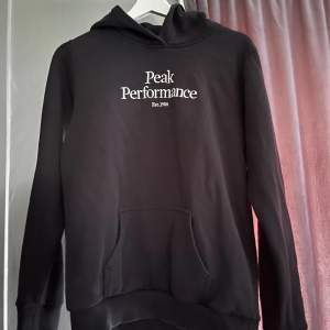 Säljer denna peak hoodie i svart, den är i barnmodell storlek 170 