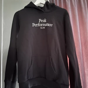 Peak hoodie  - Säljer denna peak hoodie i svart, den är i barnmodell storlek 170 