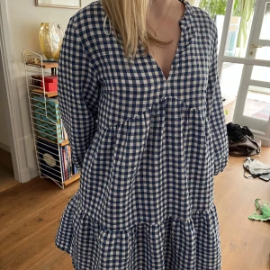 Zara klänning 👗  - Trendig Zara klänning. Super gullig. Slutsåld på Zara. Använd ett få tal gånger. Storlek S💙💙