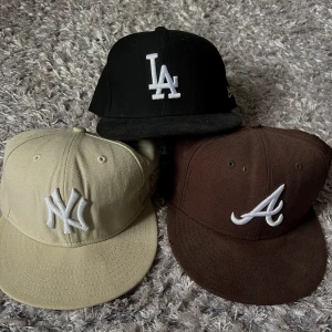 Fitted kepsar - 3 fitted kepsar, bra skick på alla🤎säljs separat eller tillsammans! 