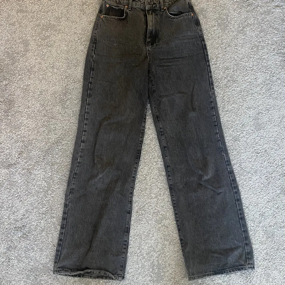 Superfina jeans från Gina Tricot som tyvärr inte kommer till användning då de är lite små för mig🫶🏻skriv till mig vid intresse/frågor💕 pris kan diskuteras🫶🏻. Jeans & Byxor.