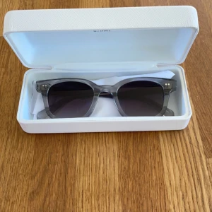 Chimi  - Tja! Säljer nu mina chimis då de inte riktigt passar mig. Knappt använda och är i princip nyskick. Byten mot raybans är även intressant. Skriv vid frågor eller om fler bilder önskas! Pris kan gå ner vid snabb affär!