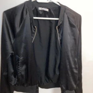 Svart sammets flis - Svart samers flis med en silvrig skedja 