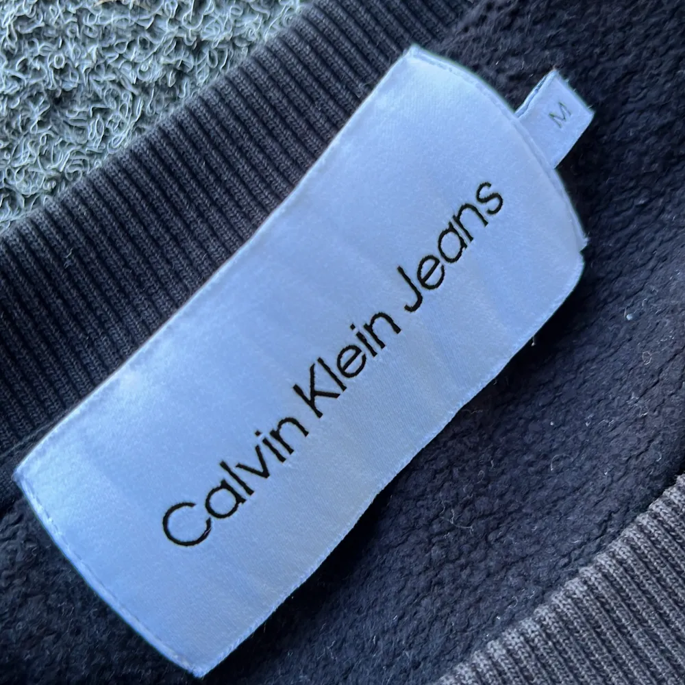 Säljer denna snygga sweatshirt från Calvin Klein då den är för liten för mig. Det är storlek M men är lite liten i storleken, så den passar S också. Använd men i bra skick. Nypris: 1100. Mitt pris 150. . Tröjor & Koftor.