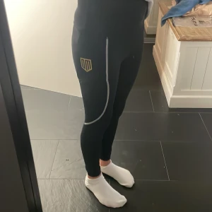 Maya delorez rid byxor funkar även som träningsbyxor - Superfina byxor med fickor på båda sidorna från Maya delorez, original pris är 799 men säljer dom på 400