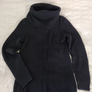 Stor och bylsig stickad tröja med stor krage, storlek S - Snygg och väldigt skön stickad tröja. Stor och bylsig, lite längre modell med stor "krage". 50% bomull och 50% akryl. Storlek S. En aning smånopprig på vissa ställen. 