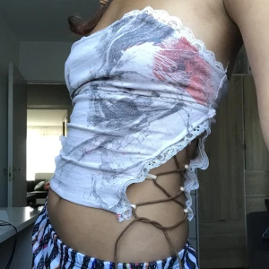 Thrift flip - Väldigt snygg som jag gjort själv, är nybörjare på att sy. Måste knytas hårt i ryggen men kan justeras i midjan också, därav en s/m. Kan sy på halterneck band ifall köparen vill för 30kr