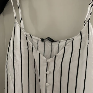 Randigt linne  - Oanvänd fint linne 