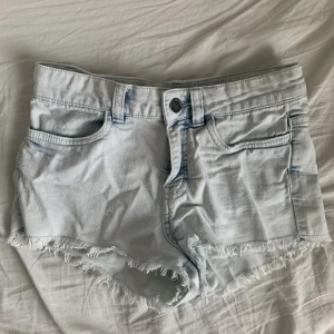 shorts - Snygga korta low waist shorts från H&M! I bra skick. 🧸
