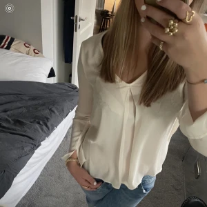 Blus - Cräm vit blus med en liten detalj där fram och lite slita vid händerna ❤️ Jätte söt och gullig men lite för liten för mig🥰