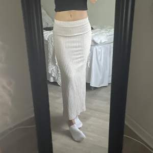 Stickad kjol som är perfekt nu till hösten! Köpt på Gina Tricot för 279kr och nästintill aldrig använd!🥰