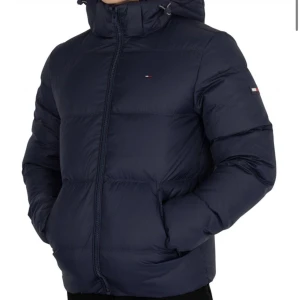 Tommy hilfiger jacka - Säljer denna jackan då jag inte använder den och den bara tar upp plats. Jackan är i hyfsat skick. Det är en kill modell i storlek L. Den har ett litet slitage på ena armen men syns knappt. 