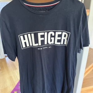 Hilfiger tröja - Skick: 7,5/10  Använd men inga hål