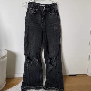 Svarta högmidjade jeans ifrån Ginatricot i Strl 32.