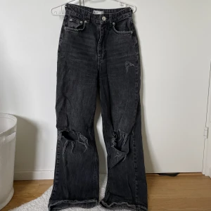 Jeans - Svarta högmidjade jeans ifrån Ginatricot i Strl 32.