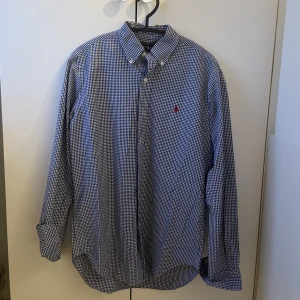 Ralph lauren skjorta - Säljer en skjorta från Ralph lauren. Storlek s men passar större! Nyskick! Hör av er för fler bilder eller andra funderingar. OBS! Vid köp av fler skjortor från min sida kostar det 300kr/st
