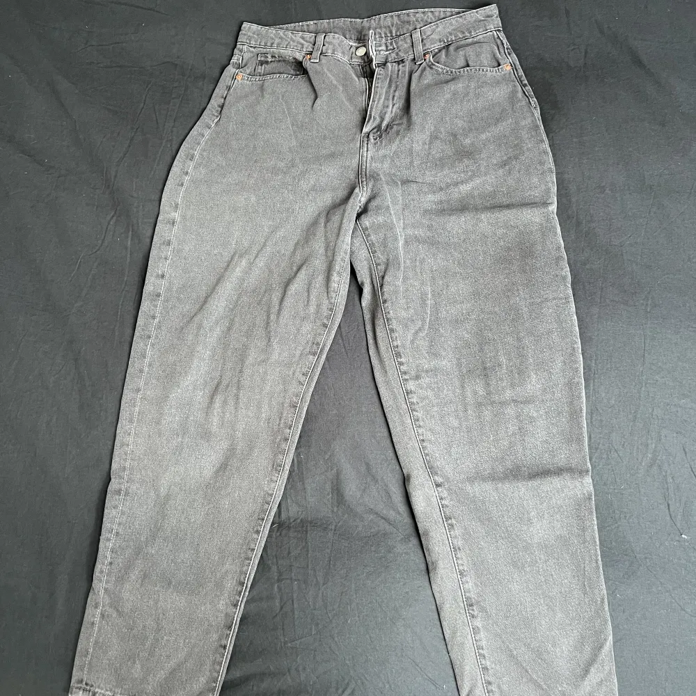 Mörkgrå jeans, ankel längd, hög midjadd. Jeans & Byxor.