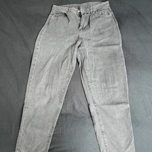 Mörkgrå jeans, ankel längd, hög midjadd