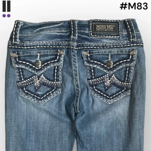 lågmidjade m83 bootcut missme jeans  - MissMe jeans i model Boot 💜 Tag 26W 💜Midja (rakt över) 33cm 💜 Innerben 73cm 💜 Ytterben 97cm 💜 Benöppning 21cm 💜  💜Våra mått blir W=25 och L=28 💜 Men jämför alltid måtten med dina bästa jeans💜