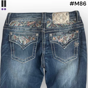 M86 lågmidjade bootcut missme jeans  - MissMe jeans i model Boot 💜 Tag 28W 💜Midja (rakt över) 37cm 💜 Innerben 75cm 💜 Ytterben 100cm 💜 Benöppning 21cm 💜  💜Våra mått blir W=29 och L=29 💜 Men jämför alltid måtten med dina bästa jeans💜M86