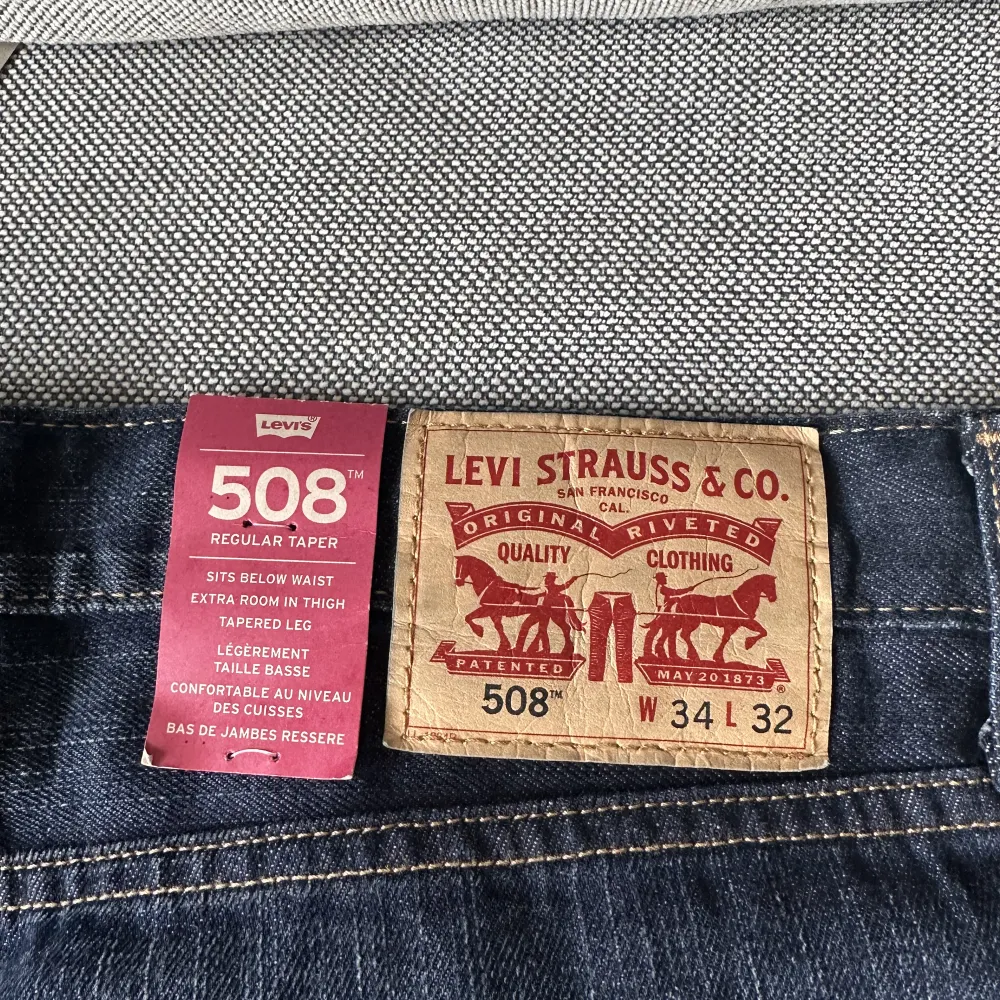 Ett par helt oanvända Levis jeans för herr som är äkta. Köpta för 800kr säljes för 400kr Storlek W34 L32 Nedsatta från 500kr. Jeans & Byxor.