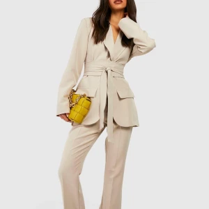 Kavaj med knyt - Kavaj med knyt köpt på Boohoo. Använd en gång på skolavslutningen. Storlek 10 som motsvarar M