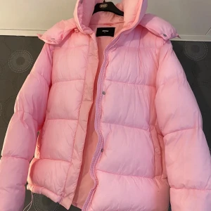 Bikbok jacka - Säljer nu denna bikbok jacka som endast är använd ett par fåtal gånger. Väldigt fin färg. Jackorna säljs inte läbgre!! Skriv vid intresse 