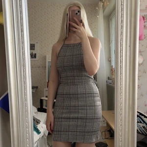 Tvådelat set - Ett rutigt tvådelat set i jaquardmönstrad trikå från H&M i strl XS bestående av tanktopp och kjol!💓Går givetvis att köpas separat!🫶🏻